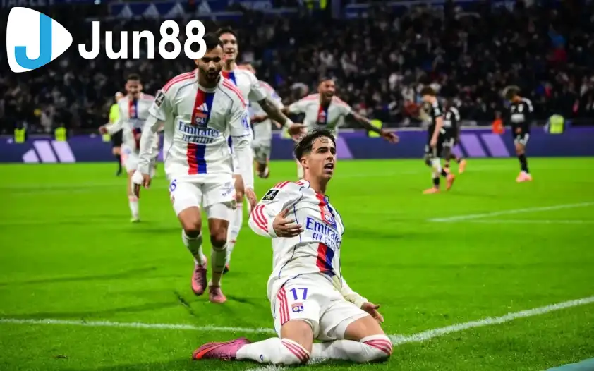 Với phong độ và trình độ cao hơn, Lyon được dự đoán sẽ chiến thắng. Với phong độ và trình độ cao hơn, Lyon được dự đoán sẽ chiến thắng.